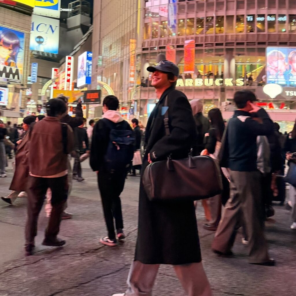 渋谷スクランブル交差点からセンター街を歩くヒョソプ