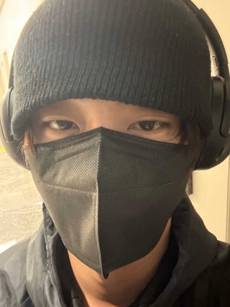 ジムに行った結果休館日だったので複雑な表情のアンヒョソプ