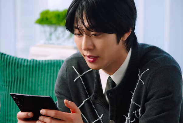 アン・ヒョソプがバッグの中身として紹介したスマートフォン（ケースなし