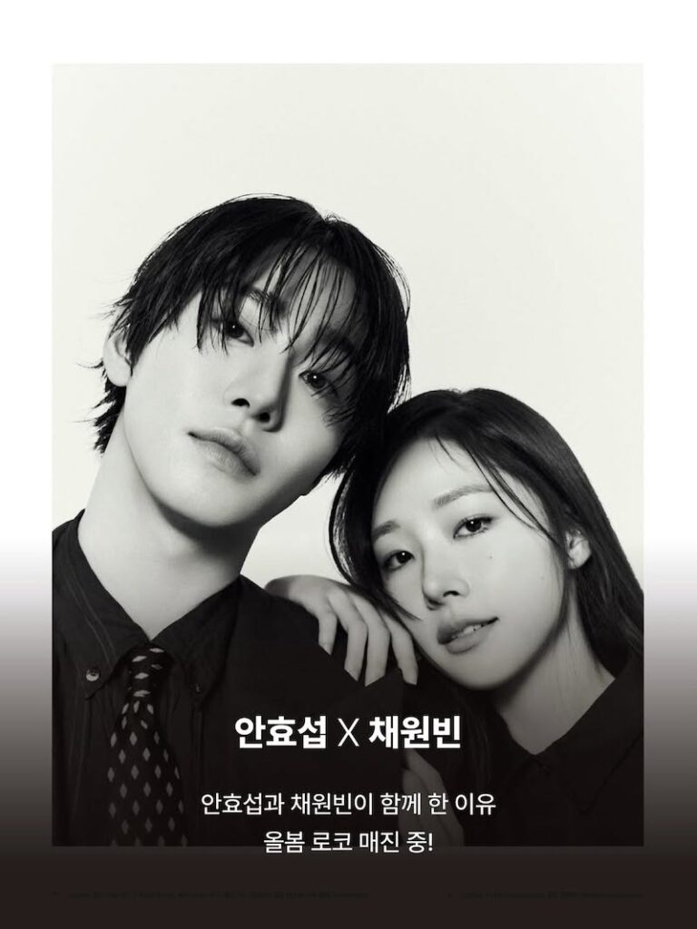 モノクロの中、ヒョソプに寄り添い、肩に手を置くウォンビンちゃん