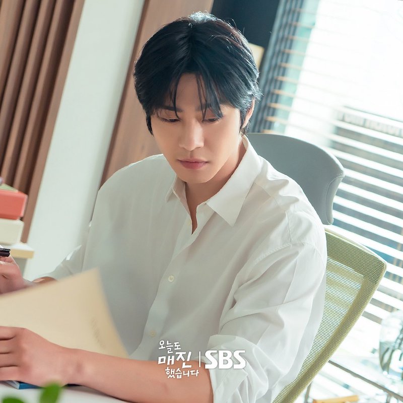 シャツを着て机の上に座ったマシューリー(アンヒョソプ）
