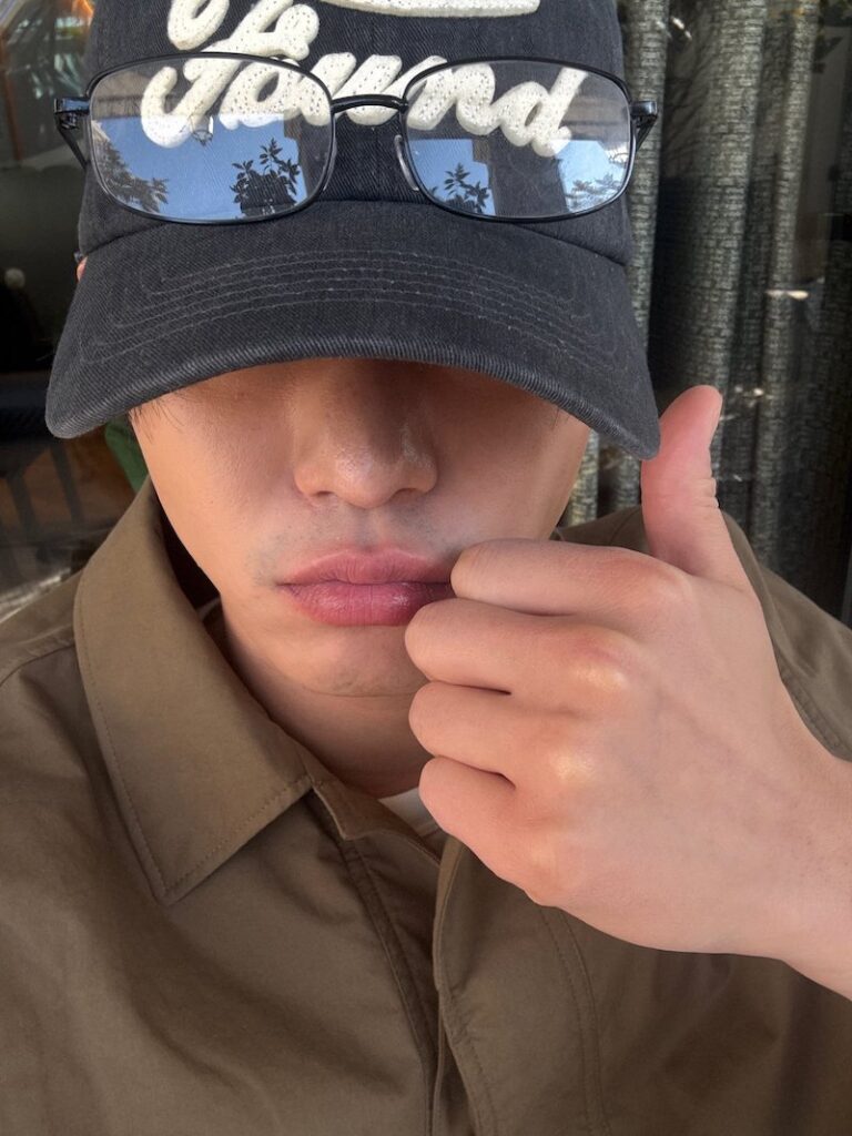 パリのレストランでセルカを撮るアンヒョソプ