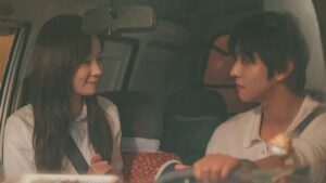 車で見つめ合うマシューリーとイェジン