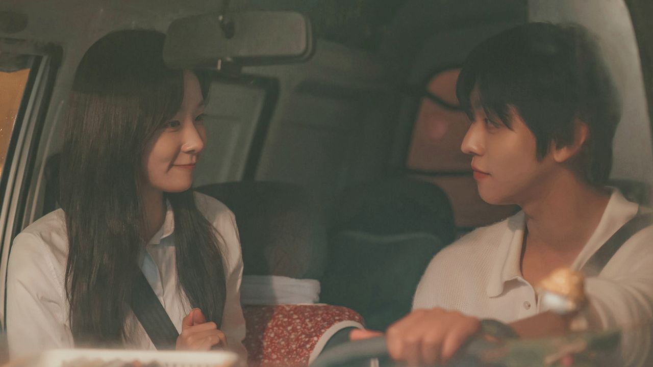 車で見つめ合うマシューリーとイェジン